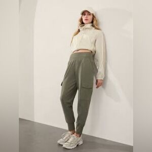 Athleta Venice Cargo Joggers in Aspen Olive size Medium like new!